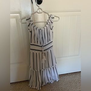 American Eagle mini dress worn only a few times. Can be worn on or off shoulder